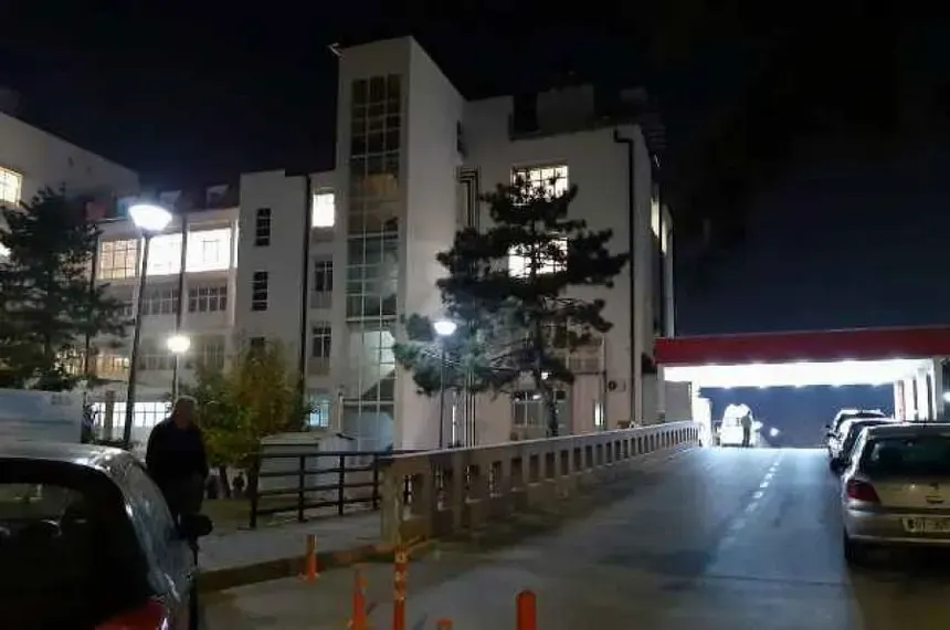 Pacienti nga QKUK përfundon në spital privat, mjeku turk i shpëton jetën me tre stenda shtesë