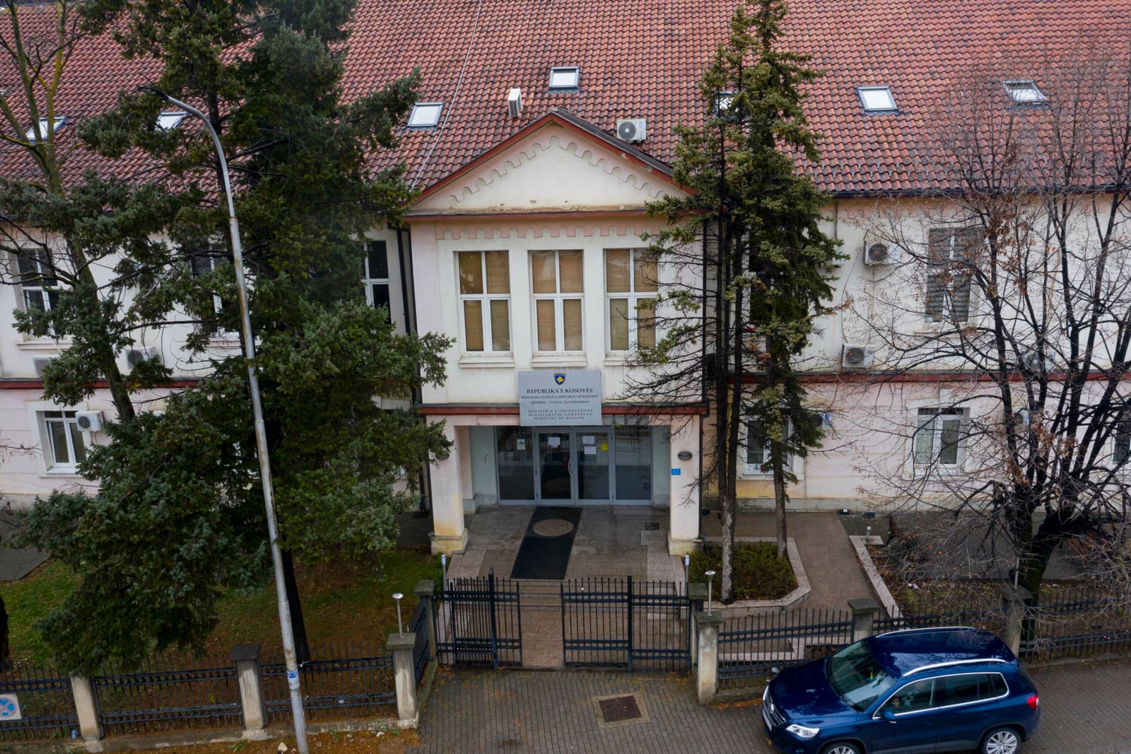 Si politika e dobësoi shëndetësinë në Kosovë